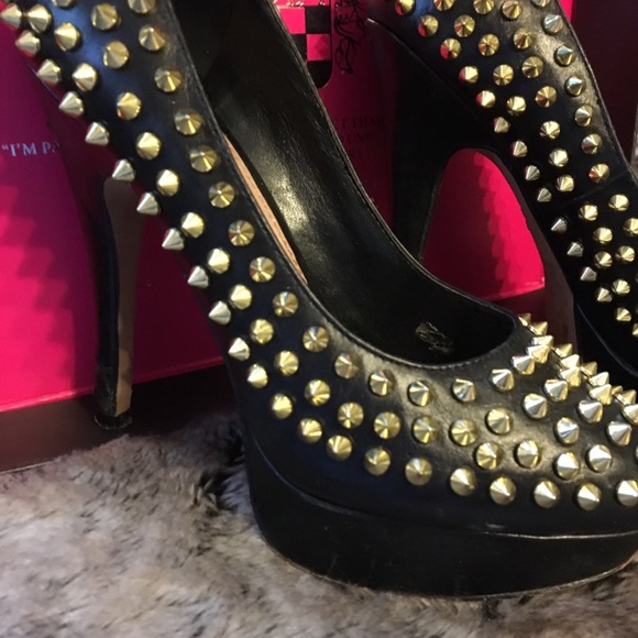 Host Pick |Vince Camuto - Picture 3 of 5